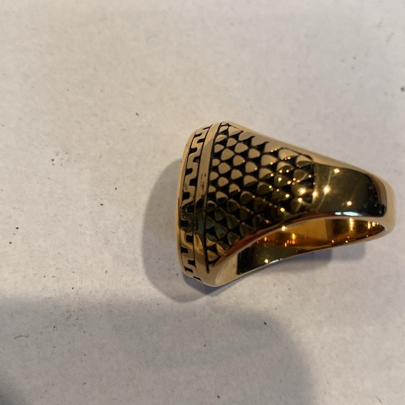 NIP Men’s Goldtone Cross Ring - Picture 4 of 7